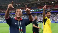 Bubista, Pelatih Kepala Timnas Tanjung Verde, dan Vozinha #1, memberikan tepuk tangan kepada para penggemar setelah hasil imbang 0-0 pada pertandingan Grup H Piala Dunia 2026 antara Cabo Verde dan Arab Saudi di Stadion Houston pada 27 Juni 2026 di Houston, Texas. (Michael Steele/Getty Images melalui AFP)