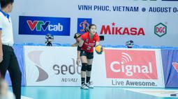 Pemain Timnas bola voli putri Indonesia, Ratri Wulandari bersiap melakukan service saat menghadapi Filipina pada laga terakhir putaran pertama SEA V League 2023 di Vinh Phuc Gymnasium, Hanoi, Vietnam, Minggu (6/8/2023). Indonesia menang 3-0 (25-20, 25-17, 25-21) dan finis di tempat ketiga. (Dok. SEA V League 2023)