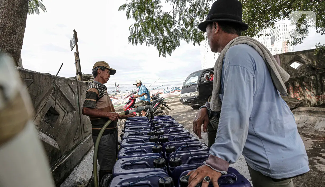 Penjual mengisi air bersih ke drigjen di kawasan Muara Angke, Jakarta, Sabtu (26/2/2022). Selama bertahun-tahun, untuk memenuhi kebutuhan air minum mereka terpaksa membeli air isi ulang atau air kemasan. (Liputan6.com/Faizal Fanani)