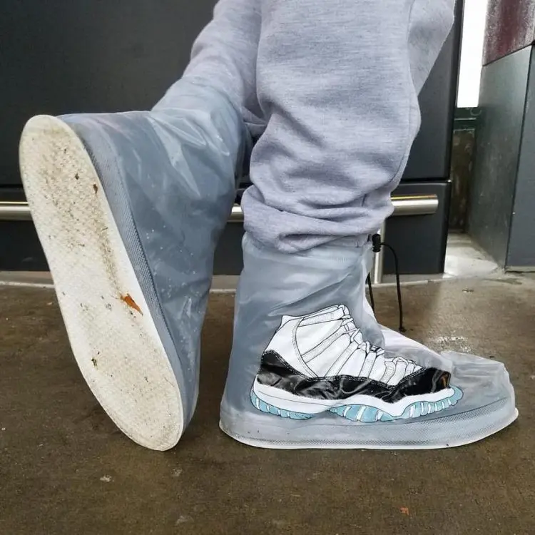 Sangking mahalnya, sneakers harus dijaga dari percikan air hujan dan debu di jalanan dengan jas hujan khusus ini. (Dry Steppers)