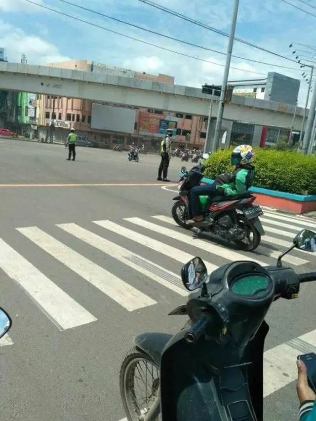 Tingkah nyeleneh orang Indonesia di zebra cross (1cak)