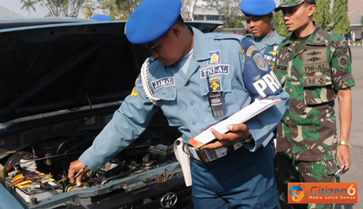 Citizen6, Surabaya: Pemeriksaan rutin ini dilaksanakan untuk mengecek kesiapan dan kondisi seluruh kendaraan Ranmin dan Ransus yang berada di Kobangdikal serta untuk menghindari adanya kemungkinan lakalantas. (Pengirim: Penkobangdikal)