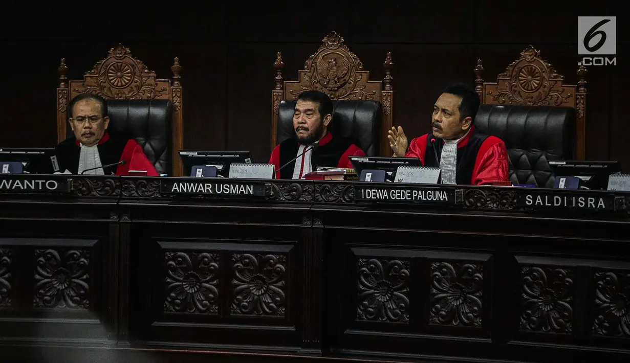 Hakim Konstitusi I Dewa Gede Palguna memberi penjelasan saat berdebat dengan tim kuasa hukum pasangan Prabowo Subianto-Sandiaga Uno terkait keamanan situng dalam sidang lanjutan sengketa Pilpres 2019 di Gedung MK, Jakarta, Kamis (20/6/2019). (Liputan6.com/Faizal Fanani)