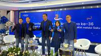 Jajaran Direksi Bank Raya Indonesia memperlihatkan aplikasi Raya saat konferensi pers perayaan HUT ke-36 di Jakarta, Rabu (1/10/2025). &copy;Wuri Anggarini.