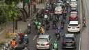 Suasana salah satu ruas jalan di kawasan Mampang, Jakarta yang macet pada Senin (29/6/2020). Semakin tingginya mobilitas warga selama masa transisi PSBB menyebabkan jalan-jalan protokol Ibu Kota kembali dihiasi kemacetan parah setiap pagi dan sore hari. (Liputan6.com/Immanuel Antonius)