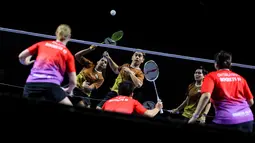 Tim Hurricanes berusaha mengembalikan kok ke arah tim Rockets dalam laga final Badminton XL 2025 yang berlangsung di Istora Senayan, Jakarta, Minggu (05/10/2025). (Bola.com/Bagaskara Lazuardi)