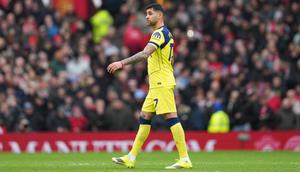 Cristian Romero dari Tottenham berjalan keluar lapangan setelah menerima kartu merah selama pertandingan Liga Inggris antara Manchester United dan Tottenham di Manchester, Inggris, Sabtu, 7 Februari 2026. (AP Photo/Jon Super)