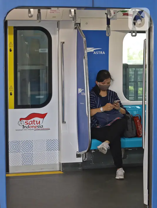 Calon penumpang mengenakan masker saat menggunakan kereta Moda Raya Terpadu (MRT) di Jakarta, Senin (6/4/2020). PT MRT Jakarta tak akan menerima penumpang tanpa menggunakan masker seusai seruan Gubernur DKI Anies Baswedan untuk mencegah penyebaran virus Corona (Liputan6.com/Herman Zakharia)