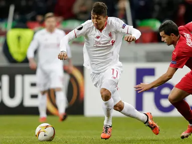 Penyerang Liverpool, Roberto Firmino (kiri) berusaha melewati bek Rubin Kazan, Syarhey Kislyak pada lanjutan Liga Europa Grup B di Kazan Arena, Rusia, (6/11). Liverpool menang atas tuan rumah Rubin Kazan dengan skor 1-0. (Reuters/Henry Browne)