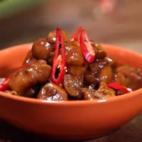Bosan sama rendang dan opor ayam? Bikin Semur Ayam Saus Siram dengan Jamur Kancing aja yuk… (Foto: Vidio.com)