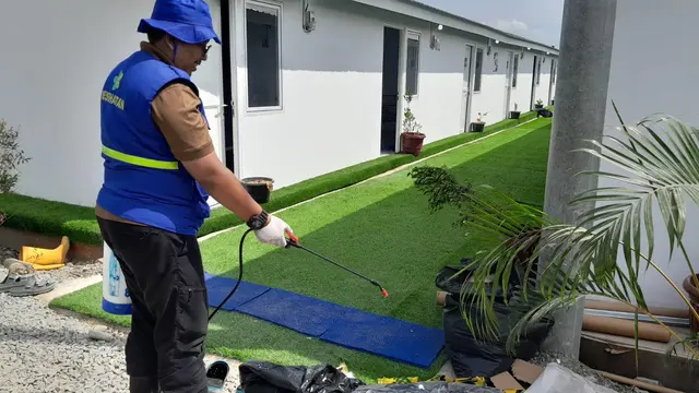 Penyemprotan insektisida untuk kendalikan lalat. (Foto: Liputan6.com/Benedikta Desideria)