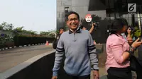 Ketua DPRD Provinsi Jawa Timur, Abdul Halim Iskandar seusai pemeriksaan di Gedung KPK, Jakarta, Selasa (31/7). Kakak kandung Ketum PKB Muhaimin Iskandar itu diperiksa sebagai saksi kasus dugaan gratifikasi di Pemkab Nganjuk. (Merdeka.com/Dwi Narwoko)