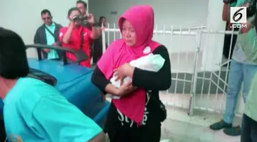Seorang Ibu ditolak masuk rumah sakit saat akan melahirkan. Akhinya sang Ibu melahirkan di dalam mobil, dan bayi tersebut akhirnya meninggal