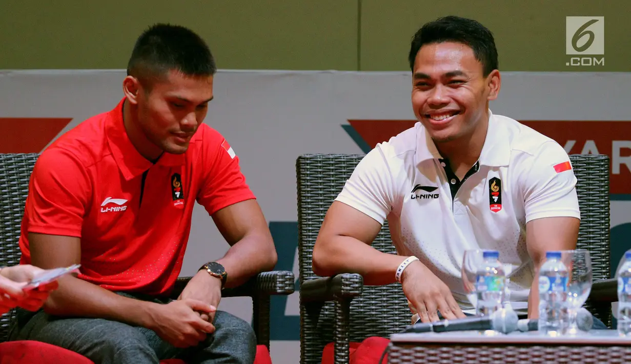 Atlet Pencak Silat peraih medali emas Yola Primadona Jampil dan Atlet Angkat Besi peraih medali emas Eko Yuli Irawan dalam acara Energi Indonesia untuk Asia dan Dunia, di Jakarta, Rabu (12/9).(Liputan6.com/Johan Tallo)