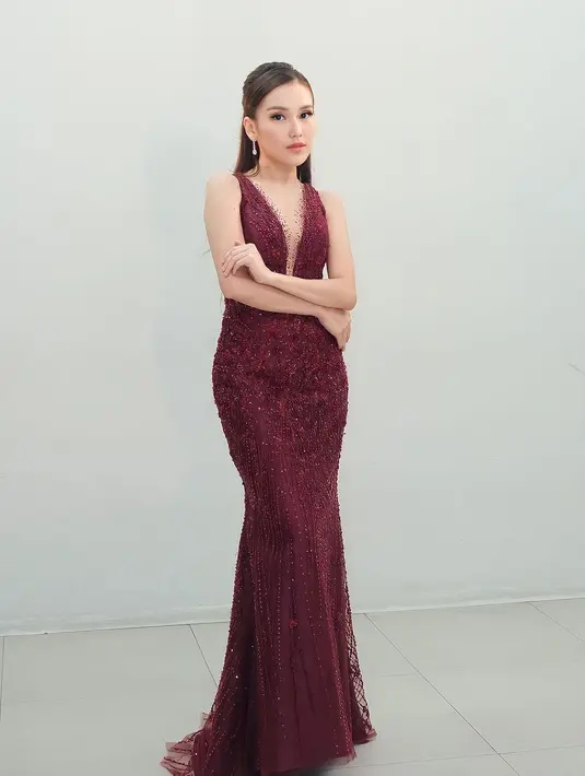 Kali ini, Ayu Ting Ting tampil cantik dengan gaun merah. Gaun tanpa lengan dengan garis leher yang dalam ini memiliki siluet yang sederhana, namun mampu membalut tubuhnya dengan sangat baik. [Foto: Instagram/ayutingting92]