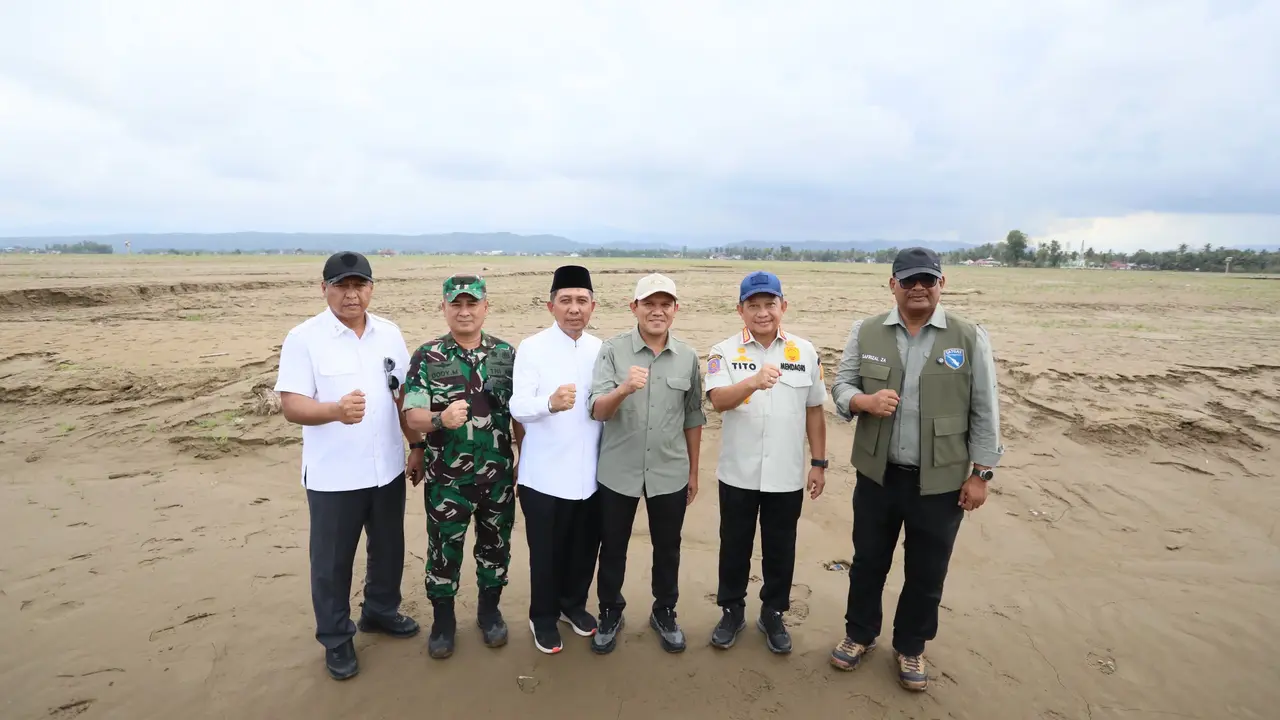 Kasatgas Tito Tinjau Sawah Tertimbun Lumpur di Pidie Jaya, Minta Dukungan Kementan untuk Pemulihan