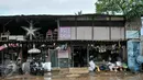Sejumlah barang-barang rongsok terlihat dari luar mal rongsok di Depok,  (17/2). Terletak di Jl. Bungur Raya, Kukusan, Mal Rongsok begitu tersohor di kalangan pencinta wisata belanja alternatif dan ‘wajib’ dikunjungi. (Liputan6.com/Yoppy Renato)