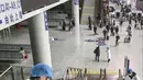 Petugas menyemprotkan cairan disinfektan ke eskalator di Stasiun Kereta Api Yingtan di Nanchang di Provinsi Jiangxi Tengah, China (22/1/2020). China telah melarang kereta api dan pesawat terbang meninggalkan kota yang menjadi wabah virus corona pada 23 Januari 2020. (AFP Photo/STR)