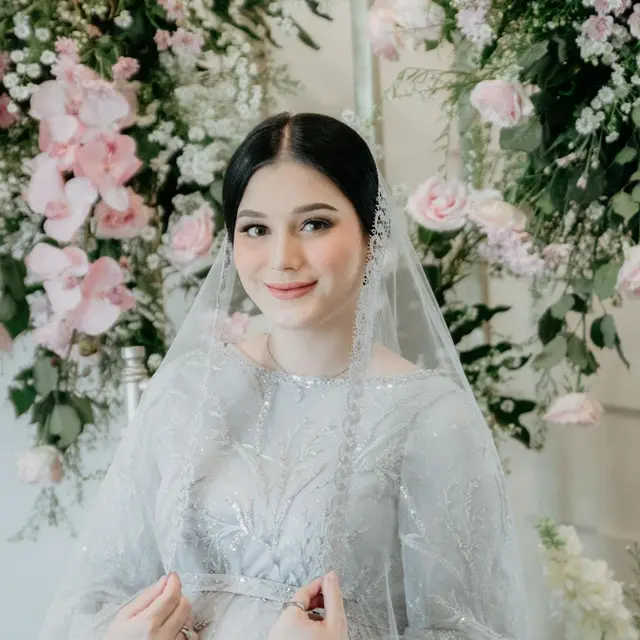 6 Detail Penampilan Yasmine Ow di Acara Tasyakuran, Aura Keibuan Terpancar