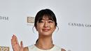 Aktris Korea Selatan Jeon Chae-un berpose di karpet merah saat upacara pembukaan Festival Film Internasional Busan (BIFF) ke-27 di Busan Cinema Center di Busan, Korea Selatan, Rabu, 5 Oktober 2022. Jeon Chae-un tampil penuh senyum mengenakan busana putih. (AFP/Jung Yeon-je)