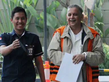 Direktur Utama nonaktif PLN Sofyan Basir (kanan) tiba di Gedung KPK, Jakarta, Kamis (27/6/2019). Sofyan berjalan menuju lobi KPK dengan memakai rompi tahanan dan tangan terborgol, tetapi dia terlihat menutupinya dengan lembaran kertas. (merdeka.com/Dwi Narwoko)