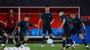 Penyerang Portugal, Cristiano Ronaldo (Tengah) dan rekan setimnya mengikuti sesi latihan di lokasi latihan Al Shahaniya SC, barat laut Doha pada 5 Desember 2022. Portugal akan menghadapi Swiss pada babak 16 besar Piala Dunia 2022 Qatar di Stadion Lusail Iconic, Rabu (7/12) dini hari WIB. (AFP/Patricia De Melo Moreira)