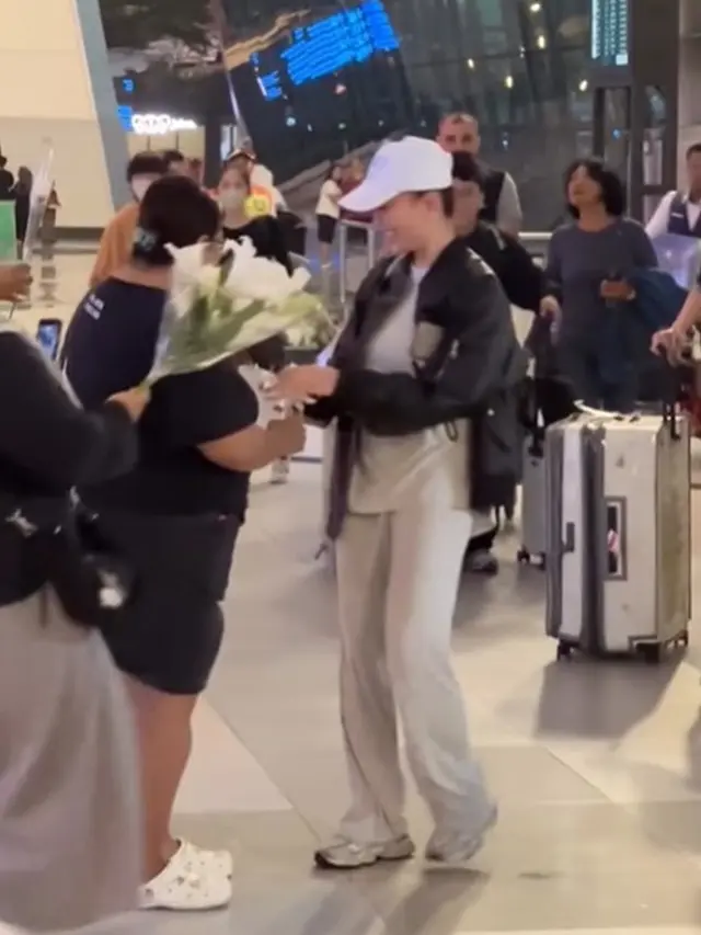 6 Potret Agnez Mo Pulang Indonesia Disambut Fans di Bandara, Penuh Kejutan