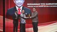 Mendagri Tito Karnavian Raih Penghargaan Distinguished Leadership in Home Affairs di Ajang Indonesia Kita Awards