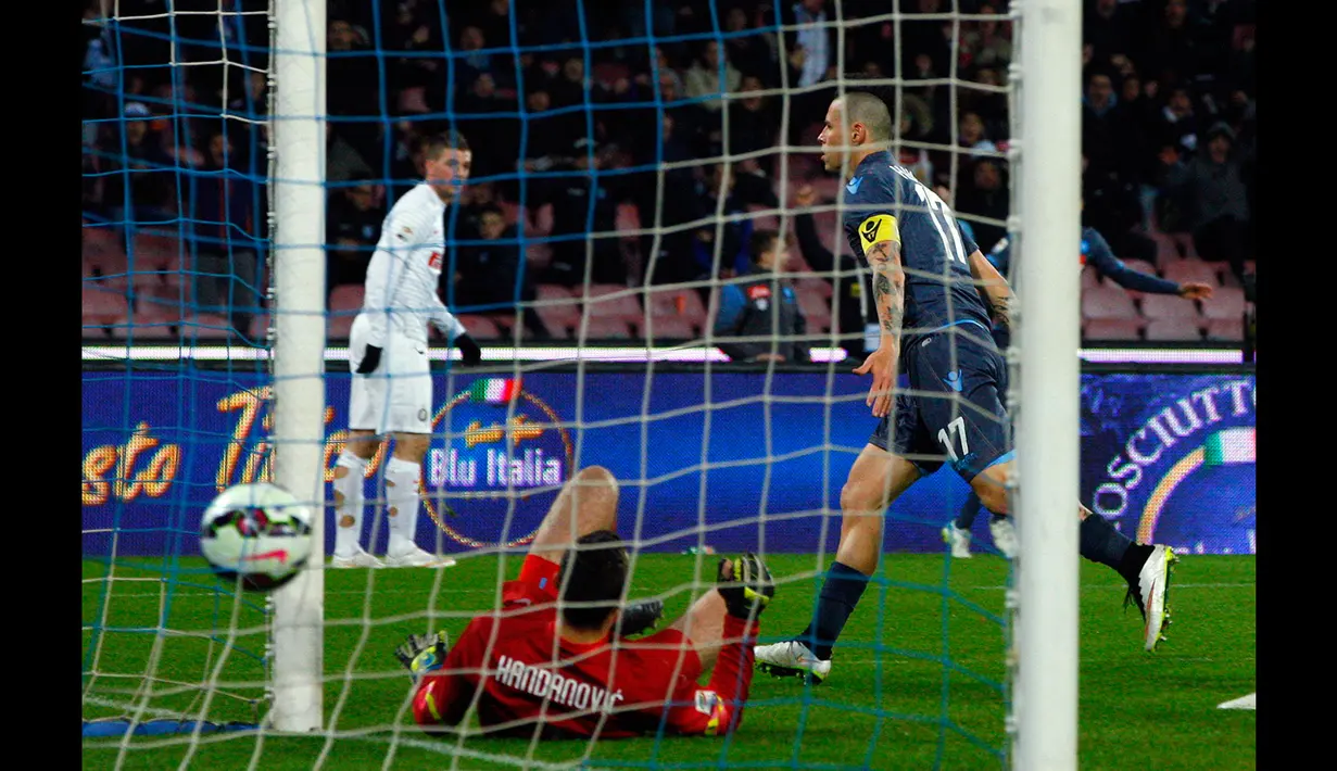 Kiper Inter Milan, Samir Handanovic gagal menghalau bola tendangan Gelandang Napoli Marek Hamsik pada laga serie A di stadion San Paolo, Italy (8/3/2015).  Napoli bermain imbang 2-2 dengan Inter Milan. (Reuters/Ciro De Luca)