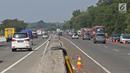 Kendaraan melintas di ruas tol yg diberlakukan one way setelah Gerbang Tol Cikampek Utama, Jawa Barat  (30/5/2019). Pemberlakuan one way mulai di GT Cikampek Utama langsung mengurai kemacetan yang terjadi di tol Cikampek. (Liputan6.com/Herman Zakharia)
