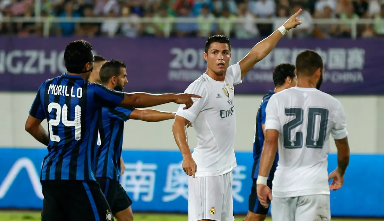 Penyerang Real Madrid Cristiano Ronaldo (tengah) meminta bola kepada rekannya di Stadion Tianhe, Cina, Senin, (27/7/2015).  Pertandingan ini merupakan Pemanasan sebelum mengarungi Liga Spanyol 22 Agustus mendatang. (REUTERS/Tyrone Siu)