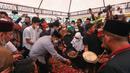 Gubernur DKI Jakarta, Anies Baswedan menaburkan bunga di makam almarhum Abraham Lunggana atau Haji Lulung di TPU Karet Bivak, Jakarta, Selasa (14/12/2021). Ketua Dewan Perwakilan Wilayah PPP DKI Jakarta Abraham Lunggana alias Haji Lulung meninggal dunia, Selasa (14/12). (Liputan6.com/Faizal Fanani)