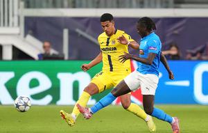 Domingos Quina berebut bola dengan Santiago Mourino dalam laga League Phase Liga Champions antara Pafos dan Villarreal di Limassol, Siprus, 4 November 2025. (AP Photo/Petros Karadjias)