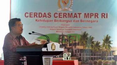 Wapres Jusuf Kalla menghadiri acara final 'Cerdas Cermat MPR RI' tahun 2014 di Gedung MPR Senayan, Jakarta, Senin (10/11/2014). (Liputan6.com/Andrian M Tunay)