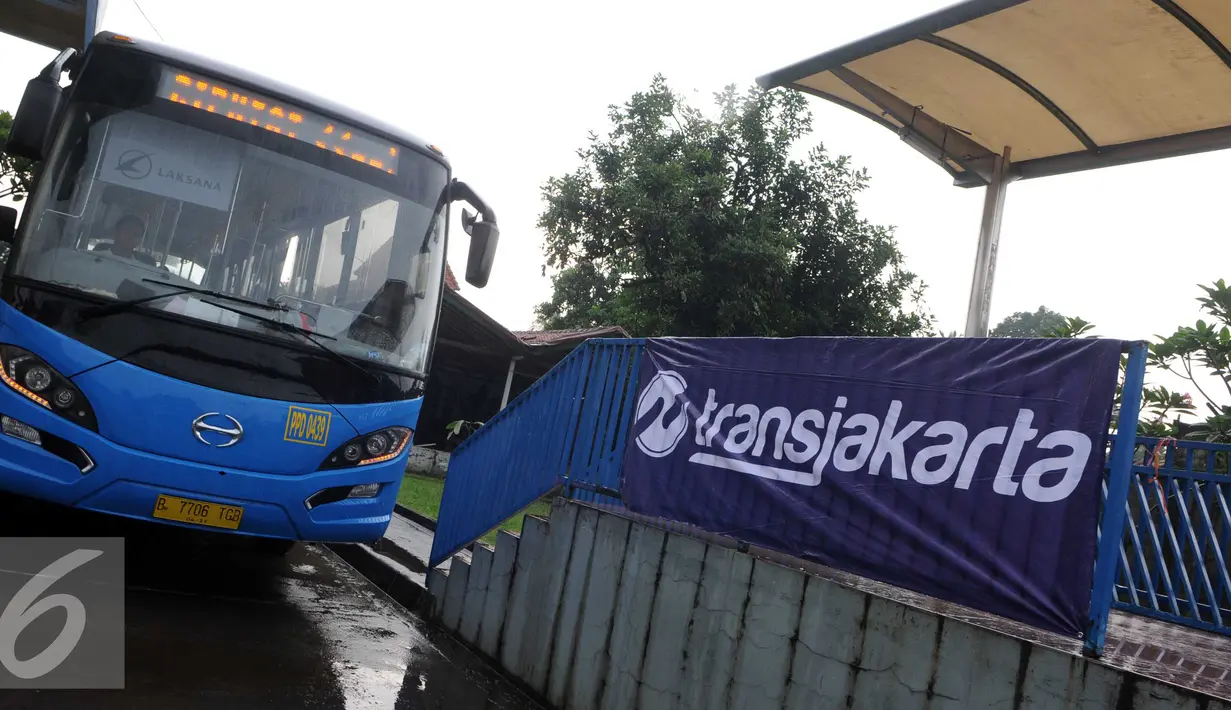 Bus Transjakarta berangkat dari Pool Pemberangkatan Tranjakarta, Ciputat, Tangsel,Senin (6/6) PT Transportasi Jakarta menghadirkan 2 rute baru yakni Ciputat-Bundaran HI dan BSD-Slipi yang mulai beroperasi hari ini. (Liputan6.com/Helmi Afandi) 