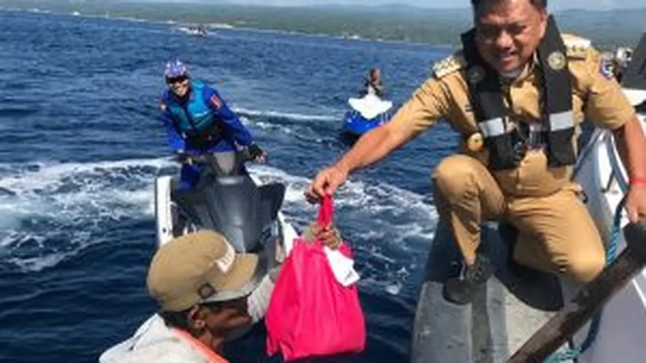 Saat berpapasan dengan nelayan di tengah laut, Olly dengan sigap langsung membagikan paket sembako.