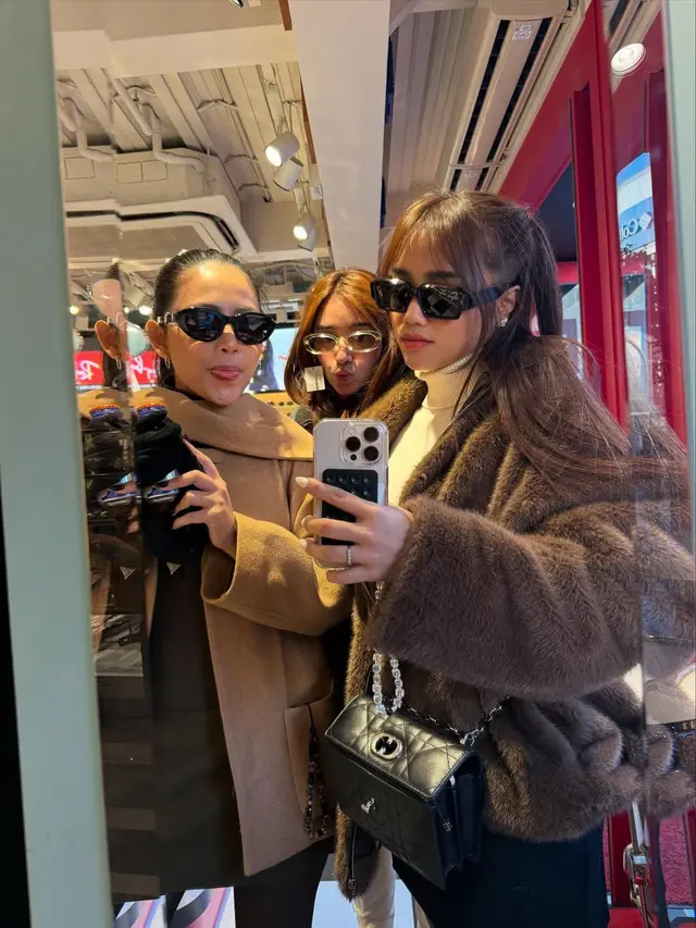 6 Gaya Fashionable Fuji An di Deretan Mirror Selfie Saat Liburan di Jepang
