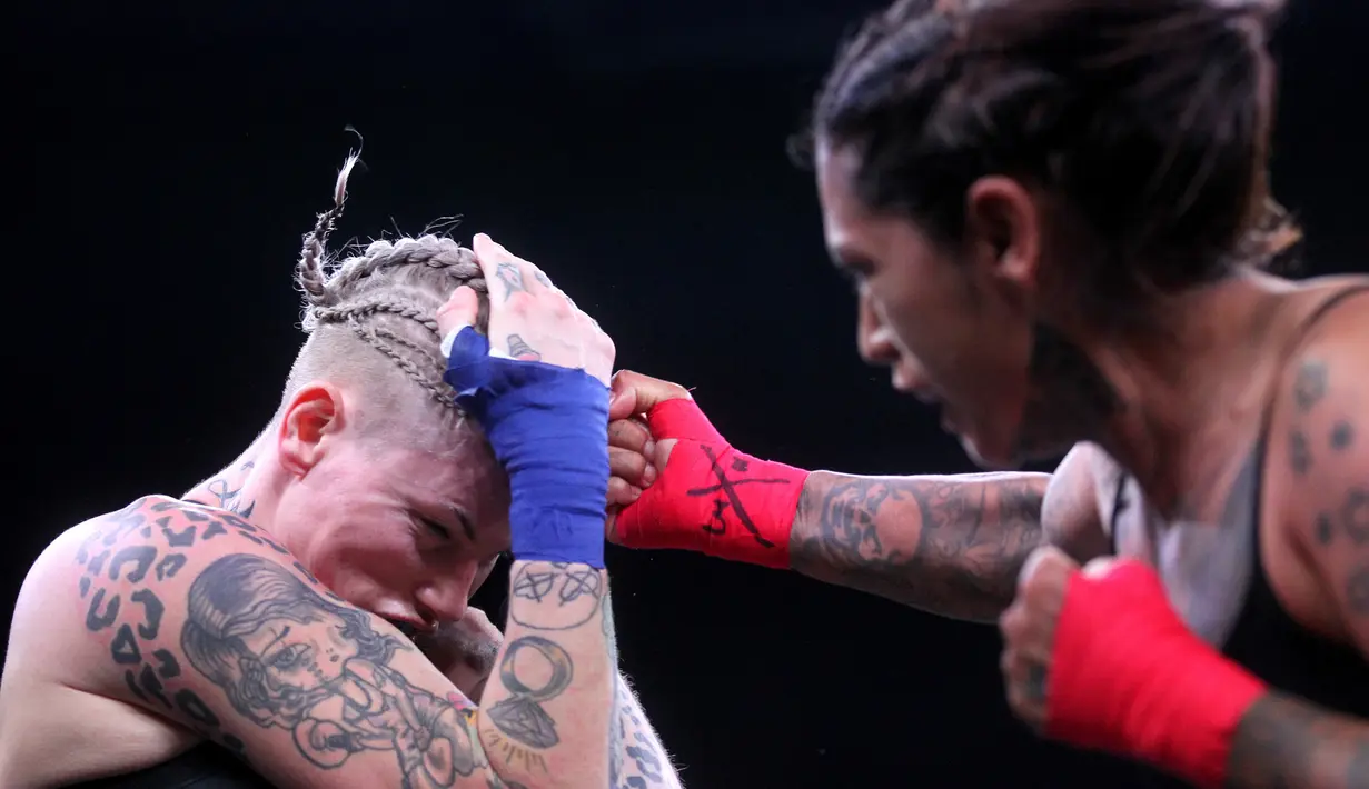 Bec Rawlings (kiri) menahan pukulan dari Alma Garcia dalam pertandingan kelas 44 kg Bare Knuckle Fighting Championship di Cheyenne, 2 Juni 2018. Tinju tanpa sarung tangan kembali digelar setelah lebih dari seabad. (Jacob Byk/Wyoming Tribune Eagle via AP)
