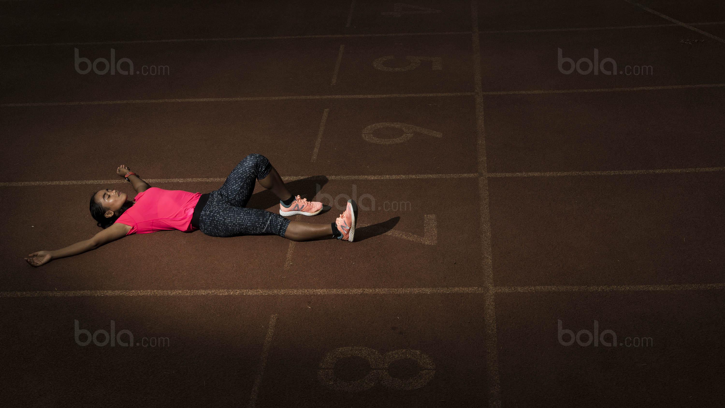 Pelari jarak jauh Indonesia, Triyaningsih, melakukan sesi foto usai latihan di Lapangan Ragunan, Jakarta, Selasa, (18/7/2017). Triyaningsih bersiap jelang SEA Games 2017 Malaysia. (Bola.com/Vitalis Yogi Trisna)
