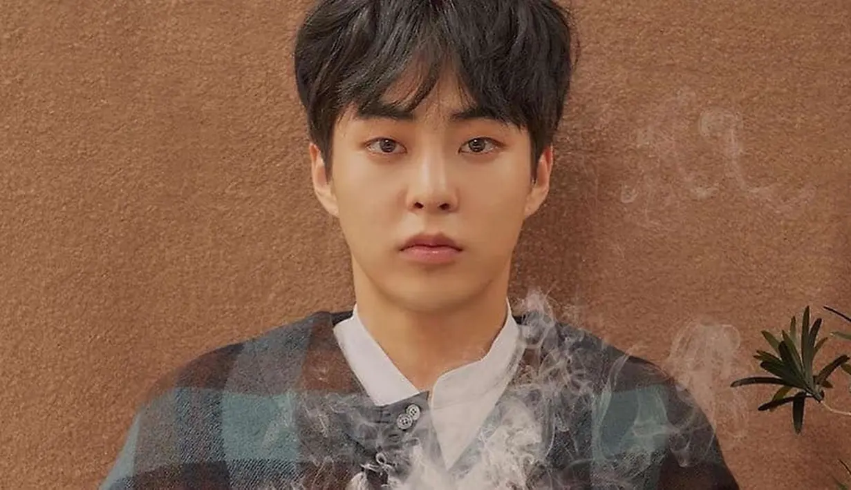 Dalam variety show I'ts Dangerous Outside Blanket, Xiumin mengaku masih suka minum alkohol sendiri. Ia pun mengungkapkan jika para personel EXO selalu menghindar untuk minum bersamanya. (Foto: Soompi.com)
