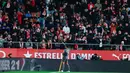 Pemain Real Madrid, Jude Bellingham, melakukan selebrasi di depan suporter Girona pada laga pekan ke-16 Liga Spanyol di Stadion Montilivi pada Sabtu (7/12/2024). (AP Photo/Joan Monfort)