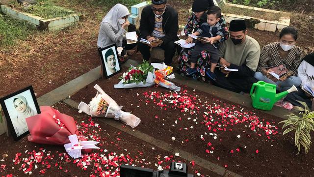 7 Potret Keluarga Haji Faisal Ziarah Makam dalam Momen Ulang Tahun Bibi Ardiansyah