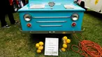 Sebuah mobil 1973 Electra-King 3-Wheel Electric Car saat dipamerkan di Concours d'LeMons, Seaside, California, AS, (20/8). Para pengunjung dibuat terpana dengan Mobil antik yang dipamerkan dan ingin memilikinya. (Reuters/Michael Fiala) 