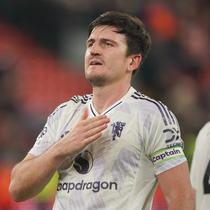 Harry Maguire dari Manchester United menyapa para&nbsp;suporter seusai pertandingan Liga Inggris antara Liverpool dan Manchester United di Anfield, Minggu, 19 Oktober 2025. (AP Photo/Ian Hodgson)&nbsp;&nbsp;&nbsp;