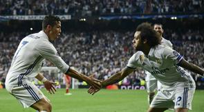 Cristiano Ronaldo (kiri) saat masih bermain di Real Madrid bersama Marcelo. (foto: JAVIER SORIANO / AFP)
