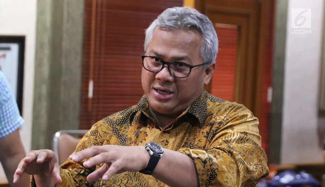 Ketua KPU RI, Arief Budiman saat menerima audiensi perwakilan Asosiasi Pengajar Hukum Tata Negara di Jakarta, Selasa (27/11). Pertemuan untuk menindaklanjuti putusan MK, MA dan PTUN. (Liputan6.com/Helmi Fithriansyah)