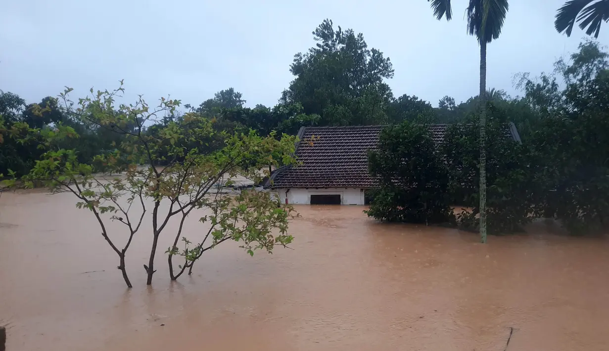 Kondisi daerah yang terendam banjir di Provinsi Quang Tri, Vietnam, 8 Oktober 2020. Hujan deras dan banjir telah menyebabkan lima orang tewas dan tiga lainnya hilang di Vietnam utara dan tengah dalam beberapa hari terakhir. (Xinhua/VNA)