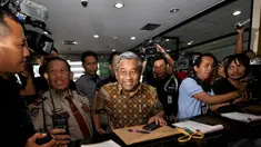 Mantan Mendikbud, M Nuh melaporkan daftar harta kekayaannya ke KPK, Jakarta, Selasa (9/12/2014). (Liputan6.com/Miftahul Hayat)