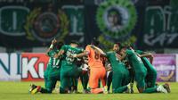 Para pemain Persebaya Surabaya berdoa sebelum dimulainya laga pekan ke-3 BRI Liga 1 2022/2023 antara Bhayangkara FC melawan Persebaya Surabaya di Stadion Wibawa Mukti, Cikarang, Minggu (7/8/2022) malam WIB. (Bola.com/Bagaskara Lazuardi)