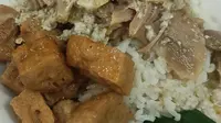 Sedapnya Opor Ayam Bakar Sunggingan Khas Kudus, Penyajian dengan Daun Pisang